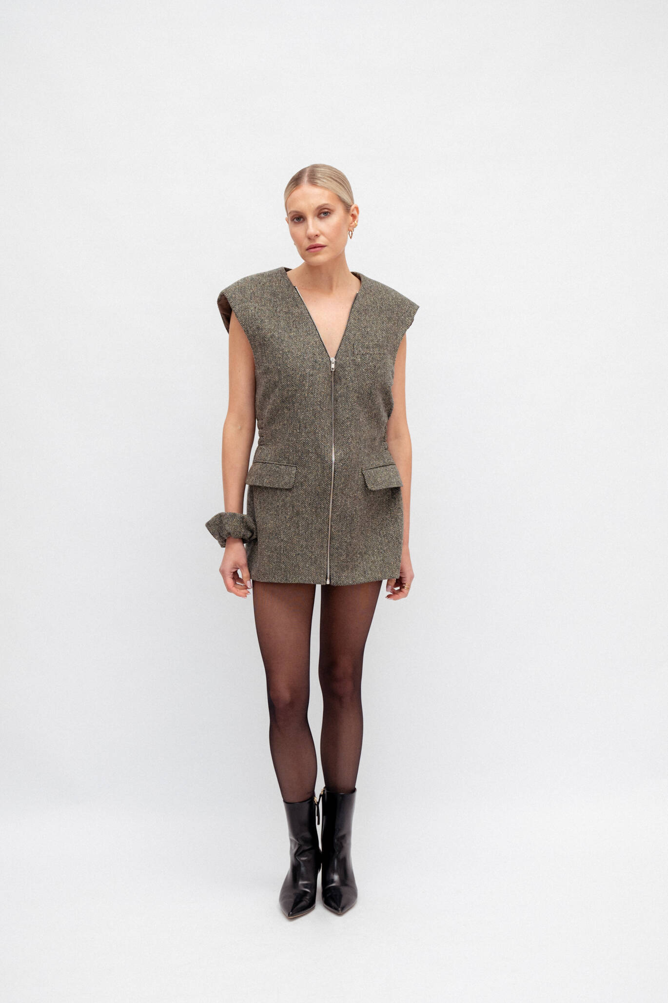 SHORT GREEN HERRINGBONE DRESS WITH FROTTE