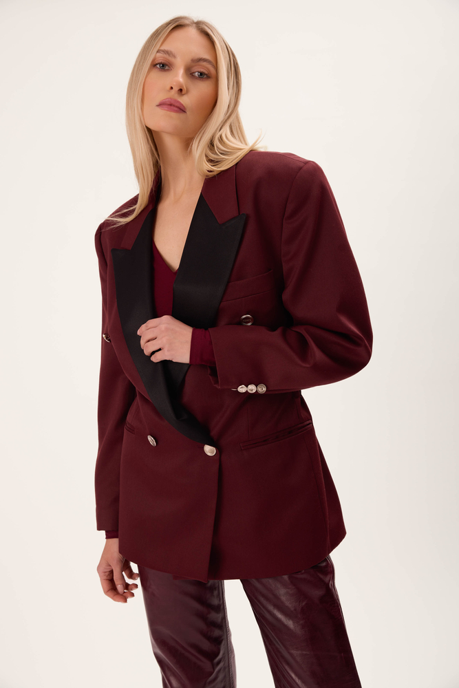 LONG BURGUNDY BLAZER WITH BLACK LAPELS AND DECORATIVE BUTTONS