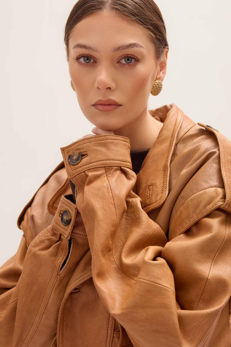 SHORT LIGHT BROWN FITTED LEATHER JACKET WITH EPADS